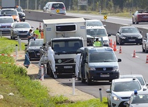 27.08.2015. Austria. W zatoczce autostrady A4 biegnącej z Wiednia na Węgry stała porzucona ciężarówka chłodnia. Znaleziono w niej ciała 71 imigrantów. Pojazd ma węgierskie numery rejestracyjne, trwają poszukiwania jego kierowcy. 