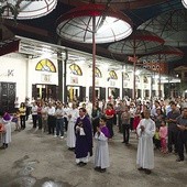 W parafii Thai Ha w Hanoi kościół jest pełny nawet w tygodniu. Nie zmienia to faktu, że tamtejsza społeczność katolików jest regularnie nękana przez władze. Mimo to zapowiedź utworzenia wyższej uczelni katolickiej budzi nadzieję na stopniową zmianę
