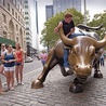 Twórcą Szarżującego Byka,  który stoi na Wall Street, jest włoski artysta Arturo Di Modica