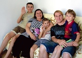 Rodzina Kubatinów dziękuje wszystkim, którzy pomogli  jej rozpocząć nowe życie  w Radomiu. Siedzą od lewej: Władysław, mama  Andżelika, Jarosław,  tata Oleksandr i Świętosław