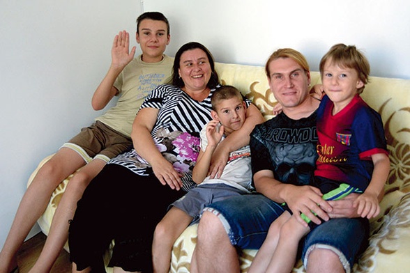 Rodzina Kubatinów dziękuje wszystkim, którzy pomogli  jej rozpocząć nowe życie  w Radomiu. Siedzą od lewej: Władysław, mama  Andżelika, Jarosław,  tata Oleksandr i Świętosław