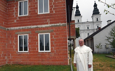  O. Andrzej Kuster chce dokończyć budowę klasztoru najpóźniej za 4 lata. Ale już za kilka dni, 8 września, zakonnicy zapraszają na jubileuszową Sumę o godz. 12