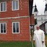  O. Andrzej Kuster chce dokończyć budowę klasztoru najpóźniej za 4 lata. Ale już za kilka dni, 8 września, zakonnicy zapraszają na jubileuszową Sumę o godz. 12