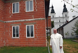  O. Andrzej Kuster chce dokończyć budowę klasztoru najpóźniej za 4 lata. Ale już za kilka dni, 8 września, zakonnicy zapraszają na jubileuszową Sumę o godz. 12