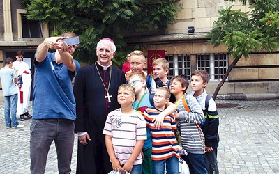  Wielu było ministrantów, którzy chcieli zrobić sobie selfie z bp. Markiem Szkudłą