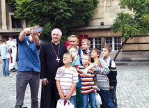  Wielu było ministrantów, którzy chcieli zrobić sobie selfie z bp. Markiem Szkudłą