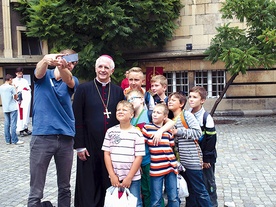  Wielu było ministrantów, którzy chcieli zrobić sobie selfie z bp. Markiem Szkudłą