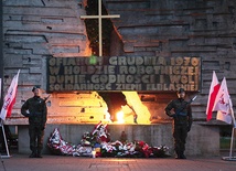 Powyżej: Uczestnicy uroczystości rocznicowych złożyli kwiaty pod Pomnikiem Ofiar Grudnia 1970