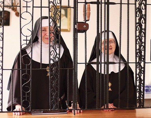  Siostry Maria Ancilla i Maria Gaudia za klasztornymi kratami