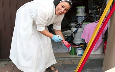  Siostra Łucja podejmuje się licznych prac, by dzieci miały przyjazny i kolorowy dom