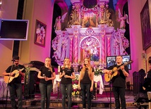  Tegoroczni zwycięzcy festiwalu – zespół Debemus Cantare – w składzie (od lewej): Cezary Swinarski, Weronika Rabek, Sylwia Wąs, Anna Wysocka i Marek Wysocki