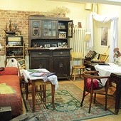  Przedwojenny salon, w którym można znaleźć oryginalne elementy wyposażenia pochodzące z mieszkań modernistycznego budynku