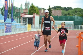  Triathloniści rywalizowali w wodzie, na rowerze i na bieżni