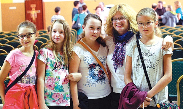  Uczennice z kółka misyjnego w Krośnicy z opiekunką Edytą Bieniek
