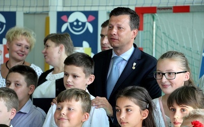 Rzecznik praw dziecka Marek Michalak w otoczeniu uczniów z zespołu szkół w Starym Waliszewie