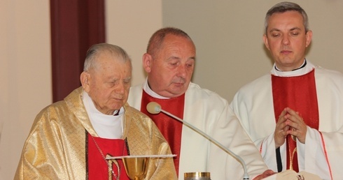 Uroczystą Eucharystią, której przewodniczył bp Alojzy Orszulik, rozpoczęto w "Klasyku" rok szkolny 2015/2016