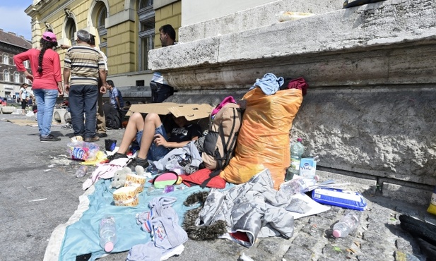 Węgry: Policja siłą usuwa dziennikarzy