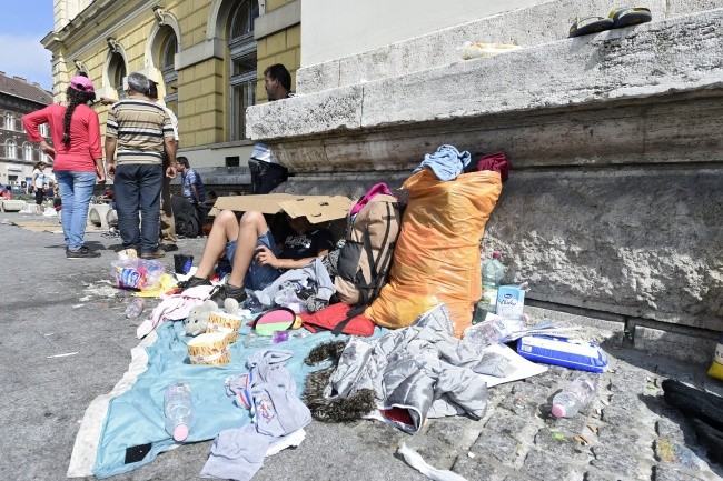 Węgry: Policja siłą usuwa dziennikarzy