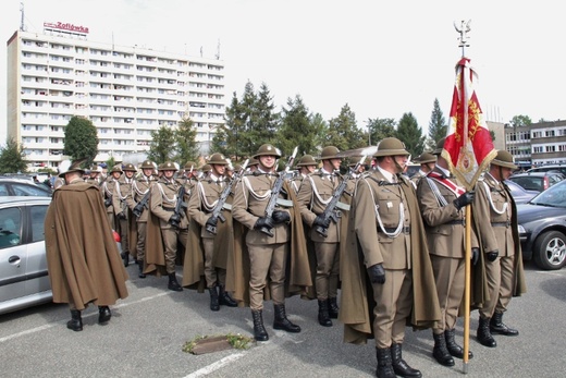Pod pomnikiem Porozumień Jastrzębskich