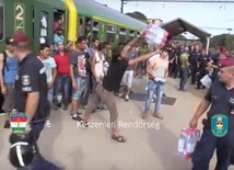 Migranci wyrzucają napoje