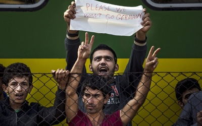 Węgry: Migranci idą pieszo w stronę Austrii