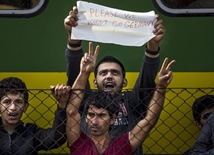Węgry: Migranci idą pieszo w stronę Austrii