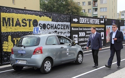 Adam Struzik i  Wojciech Krzewski (po prawej) przy samochodzie egazminacyjnym