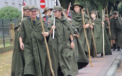 Na miejsce zbiórki zmierza pod wodzą hm. Marka Wierzbickiego HR 1 Pionkowska Drużyna Harcerzy „Czarna Jedynka” im. Józefa Piłsudskiego