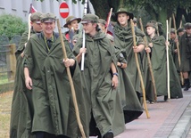 Na miejsce zbiórki zmierza pod wodzą hm. Marka Wierzbickiego HR 1 Pionkowska Drużyna Harcerzy „Czarna Jedynka” im. Józefa Piłsudskiego