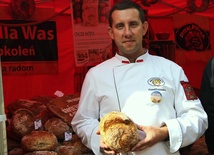 - Radomski chleb należy do tych najlepszych - zapewnia Paweł Pastuszka, piekarz