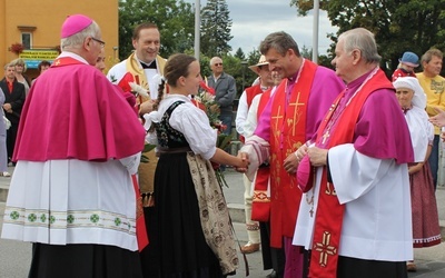 Na Moście Przyjaźni wierni diecezji ostrawsko-opawskiej z bp. Františkiem Lobkowiczem powitali biskupów Romana Pindla i Tadeusza Rakczego oraz diecezjan bielsko-żywieckich