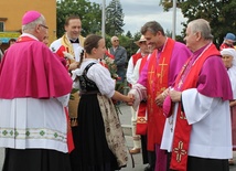 Na Moście Przyjaźni wierni diecezji ostrawsko-opawskiej z bp. Františkiem Lobkowiczem powitali biskupów Romana Pindla i Tadeusza Rakczego oraz diecezjan bielsko-żywieckich