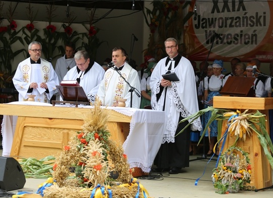 Wspólne błogosławieństwo zakończyło ekumeniczne dożynkowe dziękczynienie za chleb