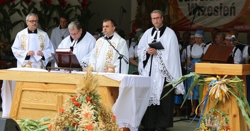 Wspólne błogosławieństwo zakończyło ekumeniczne dożynkowe dziękczynienie za chleb