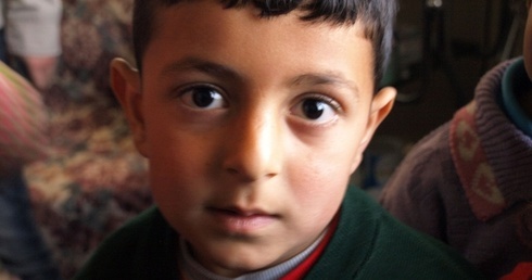 Mały mieszkaniec obozu dla uchodźców z Syrii w Libanie