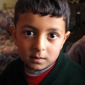 Mały mieszkaniec obozu dla uchodźców z Syrii w Libanie