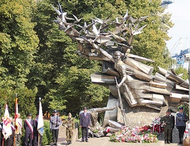 Uroczystości rozpoczęły się w samo południe 1 września. Po Mszy św. złożono kwiaty przy monumencie