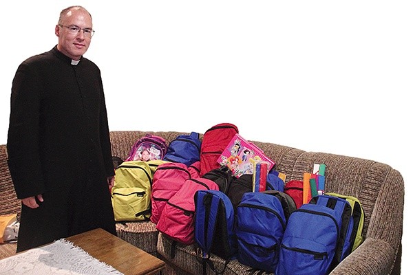 Ponad 20 tornistrów przygotowanych z własnych pieniędzy parafii św. Brata Alberta trafi do dzieci i młodzieży z gdańskiego Przymorza