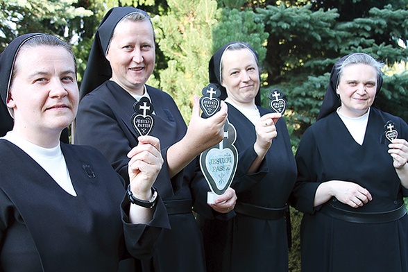 – Po tym znaku można rozpoznać, że należymy do rodziny pasjonistowskiej – mówią siostry (od lewej): Marta, Małgorzata, Agnieszka i Monika z Przasnysza