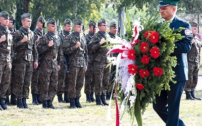 Składanie wieńców  pod pomnikiem celników pomordowanych w Malborku  