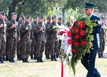 Składanie wieńców  pod pomnikiem celników pomordowanych w Malborku  