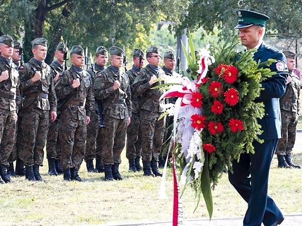 Składanie wieńców  pod pomnikiem celników pomordowanych w Malborku  