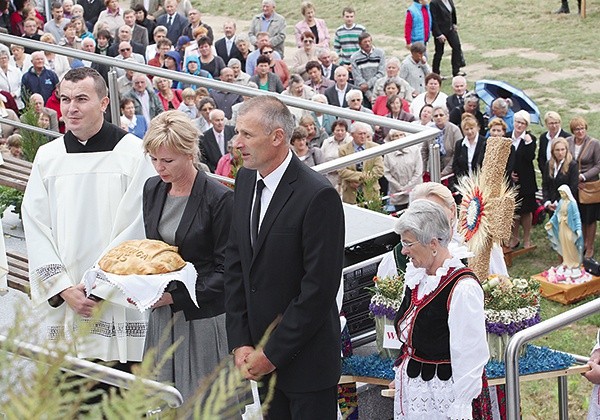  Do ołtarza mieszkańcy Wąwolnicy i okolicznych parafii jak co roku przynieśli przepiękne wieńce dożynkowe