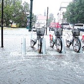  Po ulewie 16 sierpnia krakowskimi ulicami i chodnikami płynęły strumienie wody