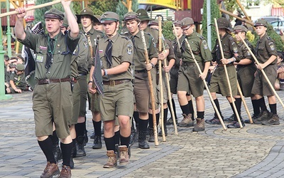 1. Pionkowska Drużyna Harcerzy „Czarna Jedynka” im. Józefa Piłsudskiego pod wodzą hm. Marka Wierzbickiego HR w czasie pokazu Musztry Paradnej