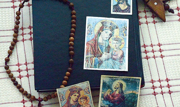 Pamiątki zabrane z Syrii: różaniec, religijne obrazki i drewniana ryba. Biblię w języku arabskim uciekinierzy kupili w Libanie