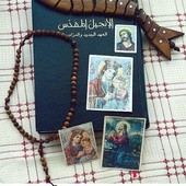 Pamiątki zabrane z Syrii: różaniec, religijne obrazki i drewniana ryba. Biblię w języku arabskim uciekinierzy kupili w Libanie