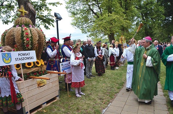 Wieńce dożynkowe poświęcił bp K. Nitkiewicz