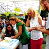 Powyżej: Elżbieta Łabojko, prezes  Fundacji „Dom Nadziei”,  dzieli jubileuszowy tort 