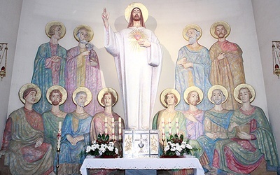 W prezbiterium miejscowej świątyni znajduje się monumentalna figura Serca Jezusa